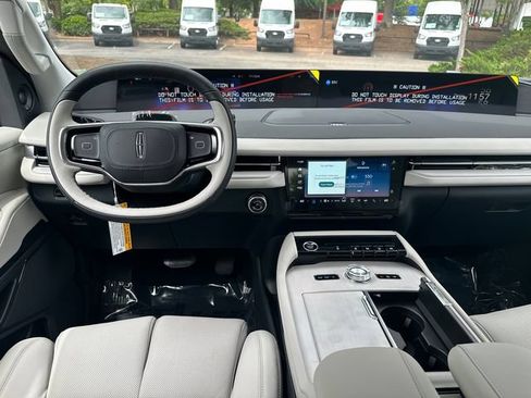 New 2026 Lincoln Navigator Premiere AWD/4WD image 22