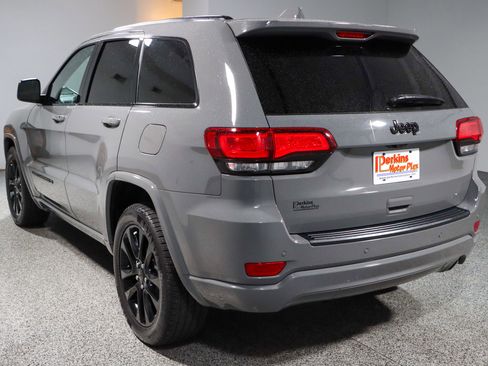 Used 2022 Jeep Grand Cherokee Laredo X RWD image 9