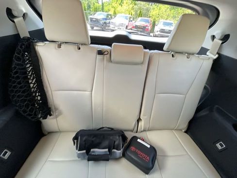 Used 2024 Toyota Highlander XLE AWD/4WD image 34