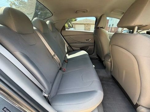 Used 2021 Hyundai Elantra SE FWD image 20