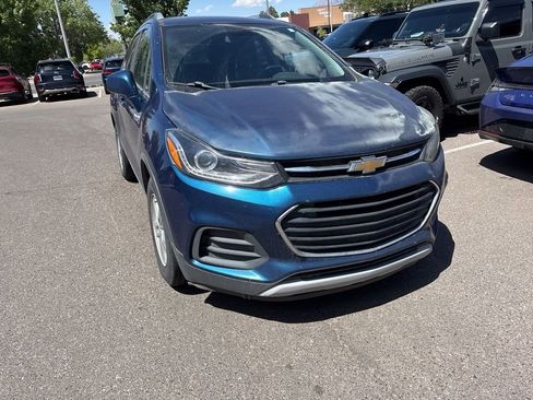 Used 2020 Chevrolet Trax LT w/ LT Convenience Package FWD image 3