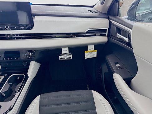 New 2025 Mitsubishi Outlander SE image 23