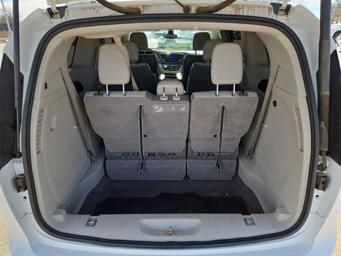 Used 2017 Chrysler Pacifica Touring-L image 12