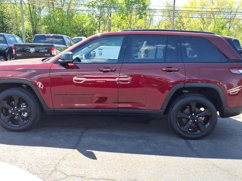 Certified 2023 Jeep Grand Cherokee Limited w/ Black Appearance Package AWD/4WD image 4