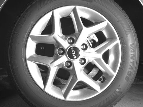 Used 2025 Kia Soul LX w/ LX Technology Package FWD image 21