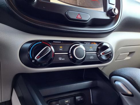 Certified 2025 Kia Soul LX w/ LX Technology Package FWD image 17