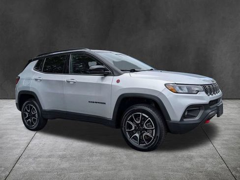 Used 2025 Jeep Compass Trailhawk AWD/4WD image 2