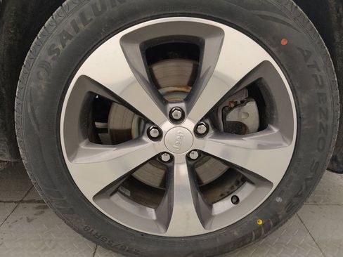 Used 2019 Jeep Cherokee Limited FWD image 31