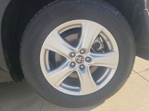 Used 2024 Toyota Highlander LE image 11