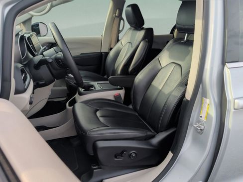 Used 2024 Chrysler Pacifica Touring-L image 21
