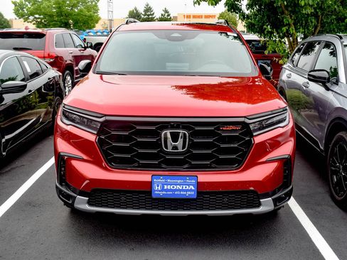 Used 2025 Honda Pilot TrailSport image 3