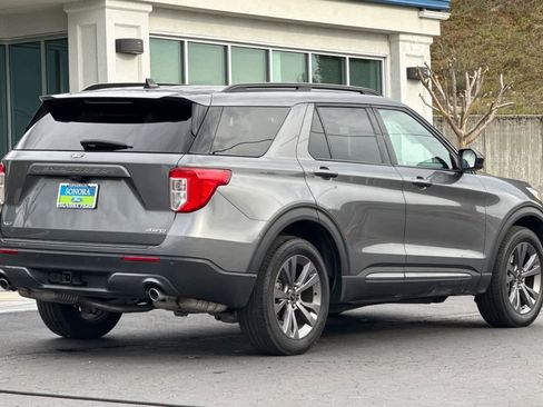 Used 2023 Ford Explorer XLT w/ Equipment Group 202A image 4