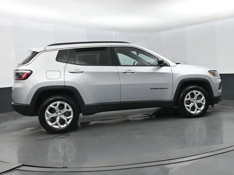 Used 2024 Jeep Compass Latitude AWD/4WD image 4