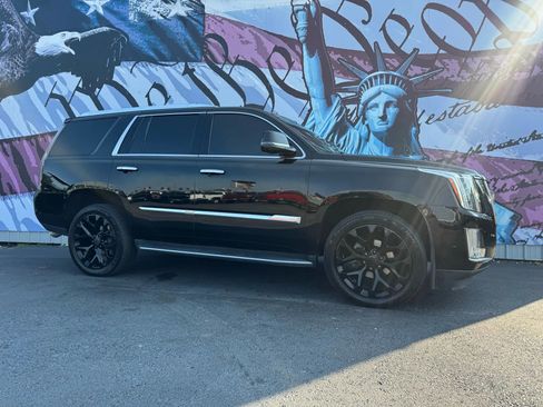 Used 2017 Cadillac Escalade Luxury image 1