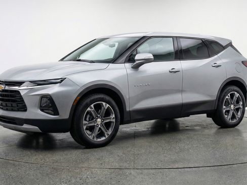Used 2025 Chevrolet Blazer LT FWD image 3