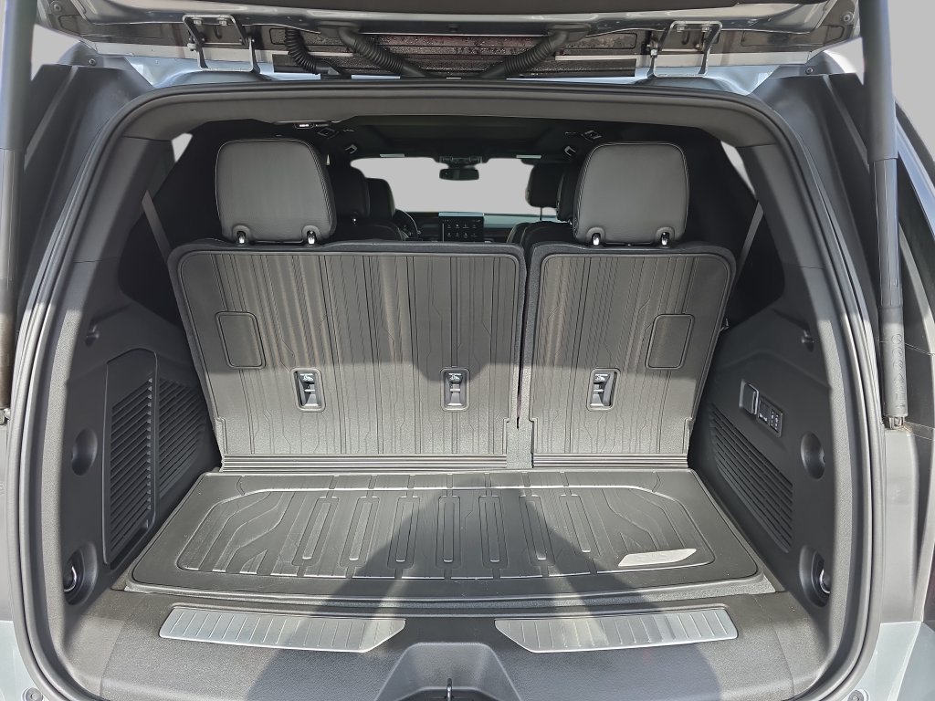 Used 2025 GMC Yukon Denali w/ Sun & Power Step Package AWD/4WD image 13