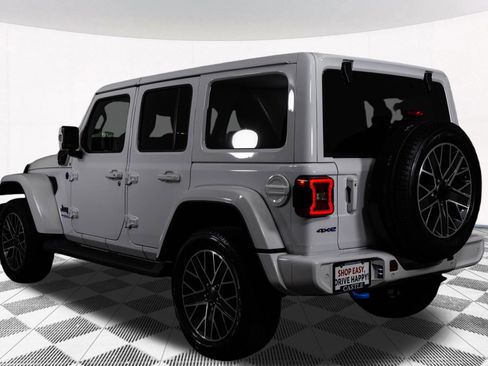 Used 2022 Jeep Wrangler Unlimited Sahara AWD/4WD image 13