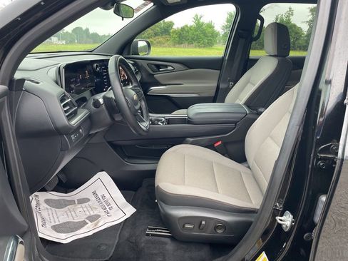 Used 2025 Chevrolet Traverse LT FWD image 10