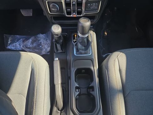 Used 2025 Jeep Gladiator Sport image 14
