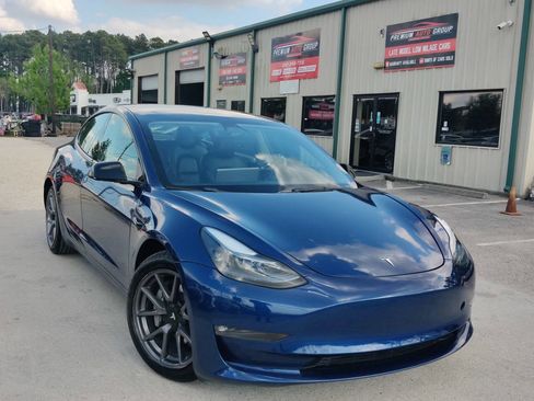 Used 2023 Tesla Model 3 Standard Range RWD image 1