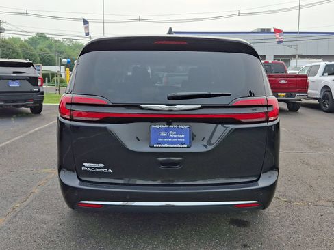 Used 2023 Chrysler Pacifica Touring-L FWD image 6