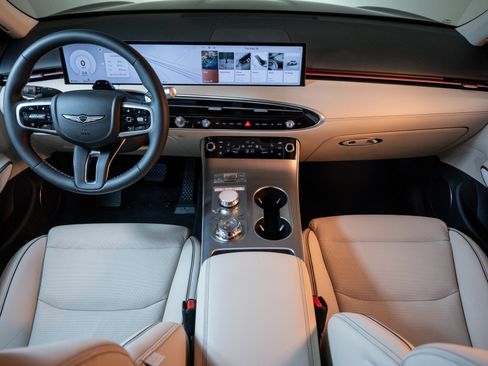 Used 2026 Genesis GV70 2.5T Advanced image 15