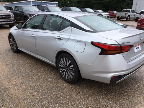Used 2025 Nissan Altima 2.5 SV FWD image 13
