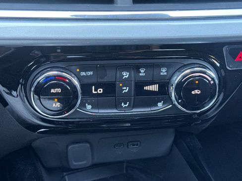Used 2026 Chevrolet Trax LT w/ Sunroof Package FWD image 30