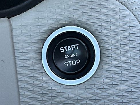 Used 2018 Land Rover Range Rover Velar R-Dynamic SE AWD/4WD image 24