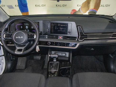 Used 2025 Kia Sportage LX image 3