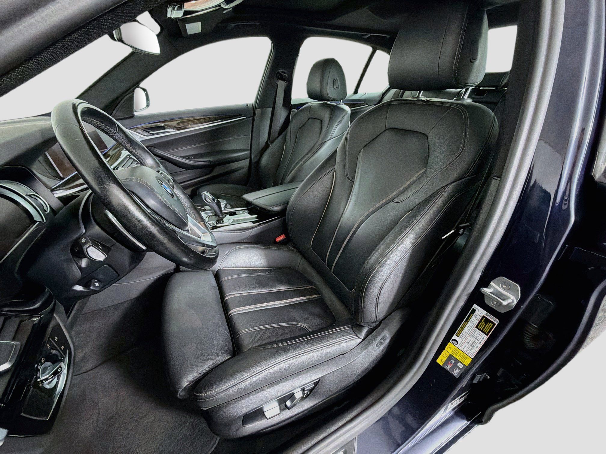 Used 2019 BMW 530e xDrive w/ Luxury Package AWD/4WD image 13