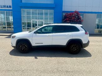 Used 2023 Jeep Cherokee Altitude Lux image 1
