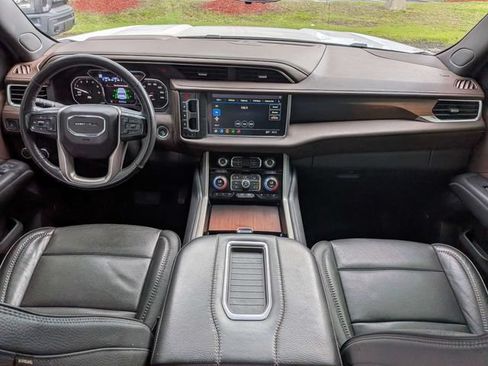 Used 2021 GMC Yukon Denali w/ Denali Premium Package RWD image 15