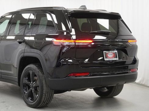 Certified 2023 Jeep Grand Cherokee Altitude image 12