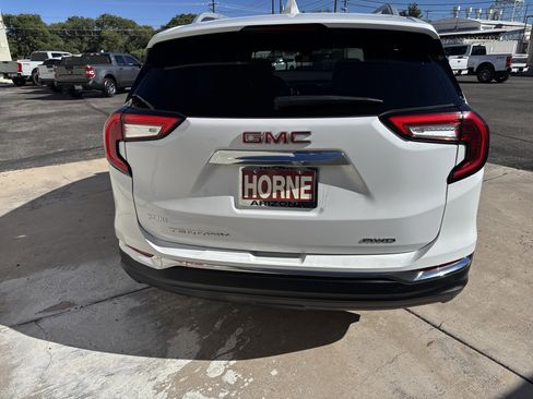Used 2024 GMC Terrain SLT image 6