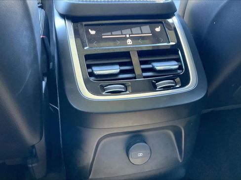 Used 2024 Volvo XC90 T8 Ultimate image 38