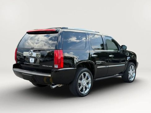 Used 2011 Cadillac Escalade Premium RWD image 5
