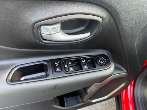 Used 2023 Jeep Renegade Latitude w/ Sun/Sound Group AWD/4WD image 23