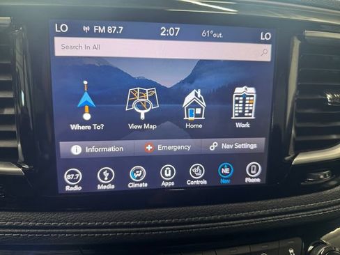 Used 2019 Chrysler Pacifica Limited w/ Tire & Wheel Group FWD image 12