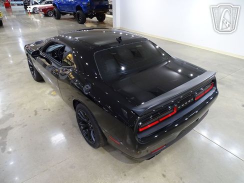 Used 2015 Dodge Challenger SRT Hellcat image 9
