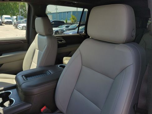 Used 2022 Chevrolet Suburban LT w/ LT Signature Plus Package RWD image 23