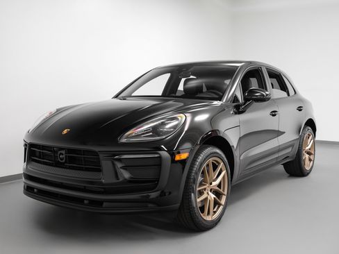 Certified 2025 Porsche Macan image 6