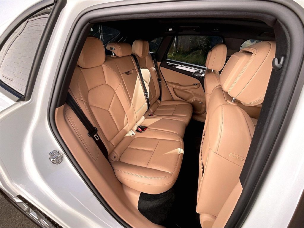Certified 2022 Porsche Macan AWD/4WD image 21