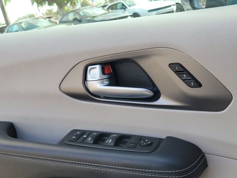 Certified 2024 Chrysler Pacifica Touring-L FWD image 15