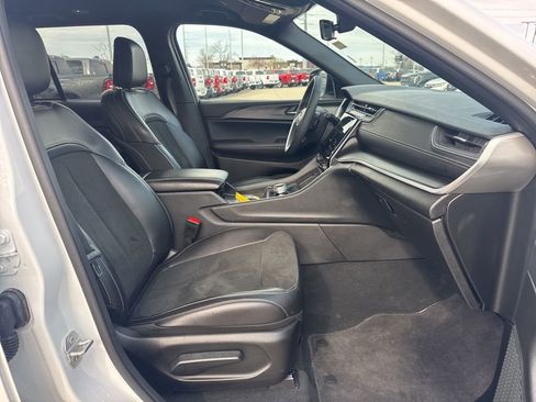 Used 2025 Jeep Grand Cherokee Altitude AWD/4WD image 5
