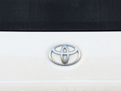 Used 2016 Toyota Sienna SE image 21