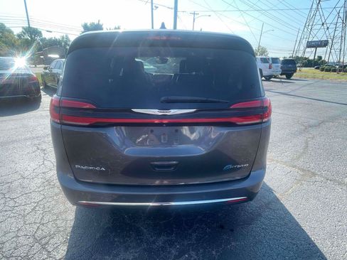 Used 2022 Chrysler Pacifica Touring-L w/ Uconnect Theater Family Group FWD image 7