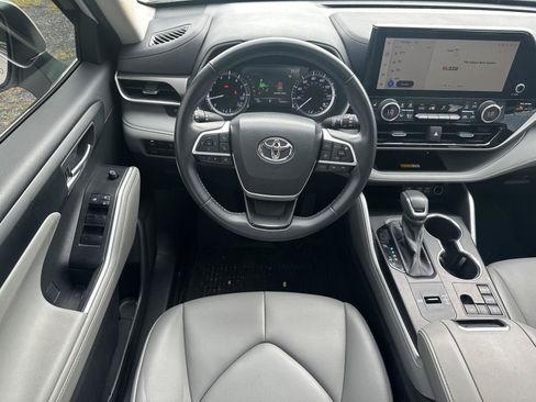 Used 2023 Toyota Highlander XLE FWD image 12