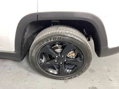 Used 2023 Jeep Grand Cherokee Altitude image 32