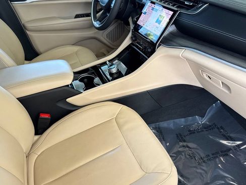 Used 2023 Jeep Grand Cherokee Limited AWD/4WD image 19